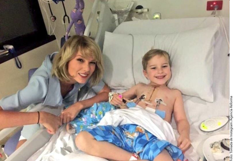 La cantante Taylor Swift  pasó tiempo con los pacientes en el hospital Lady Cilento, en...