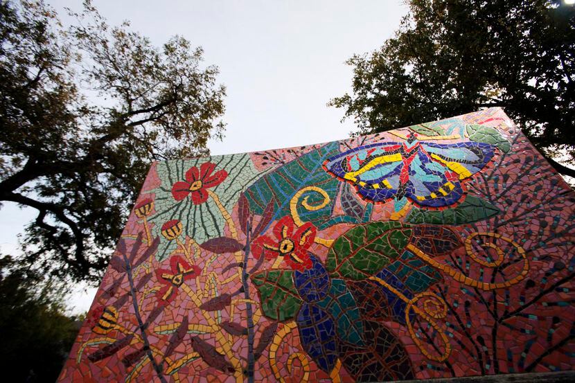 El mural de mosaicos “Jardín comunitario” fue creado por los vecinos del parque. El parque...