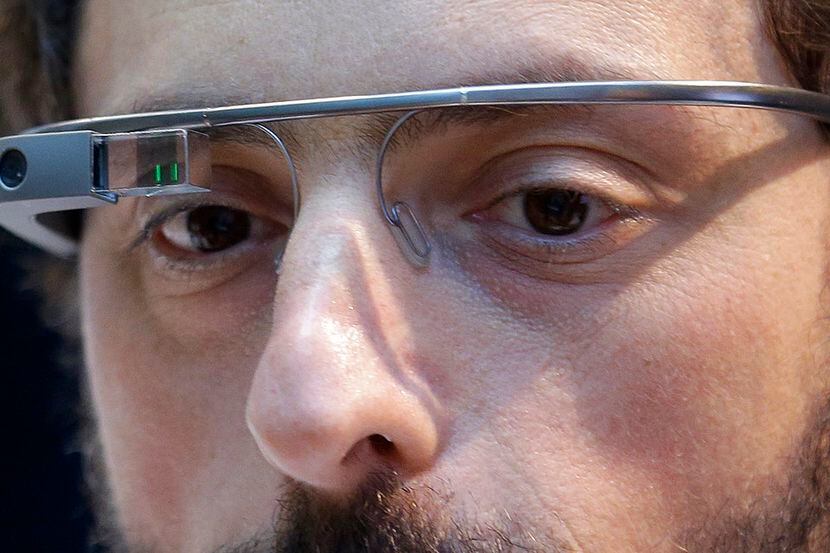El cofundador de Google Sergey Brin luce un  dispositivo de visualización de Google el 20 de...
