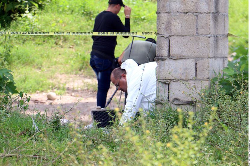 Peritos forenses analizan una escena de crimen en el estado de Jalisco