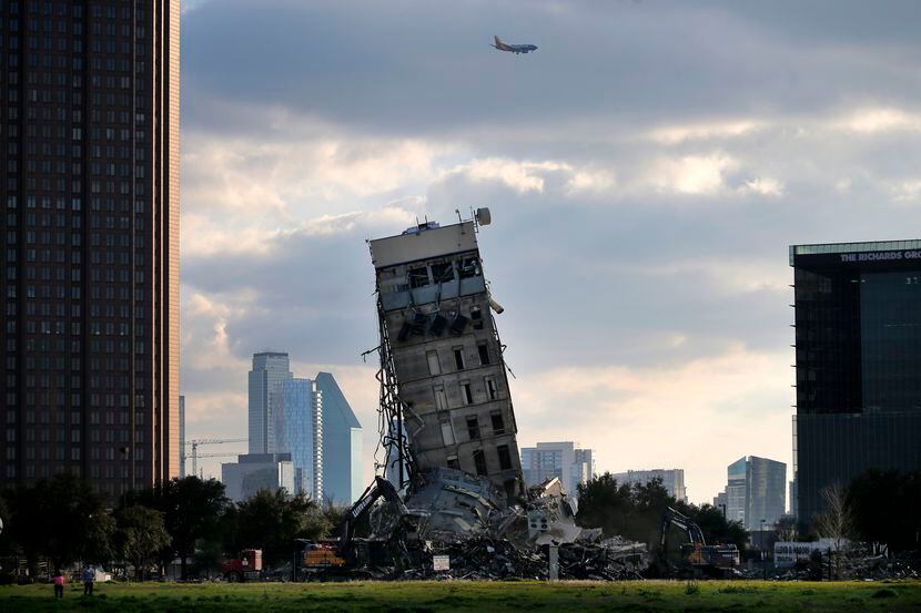 ¿Qué tan difícil es derrumbar la Torre Inclinada de Dallas? Hasta la Policía de Fort Worth...