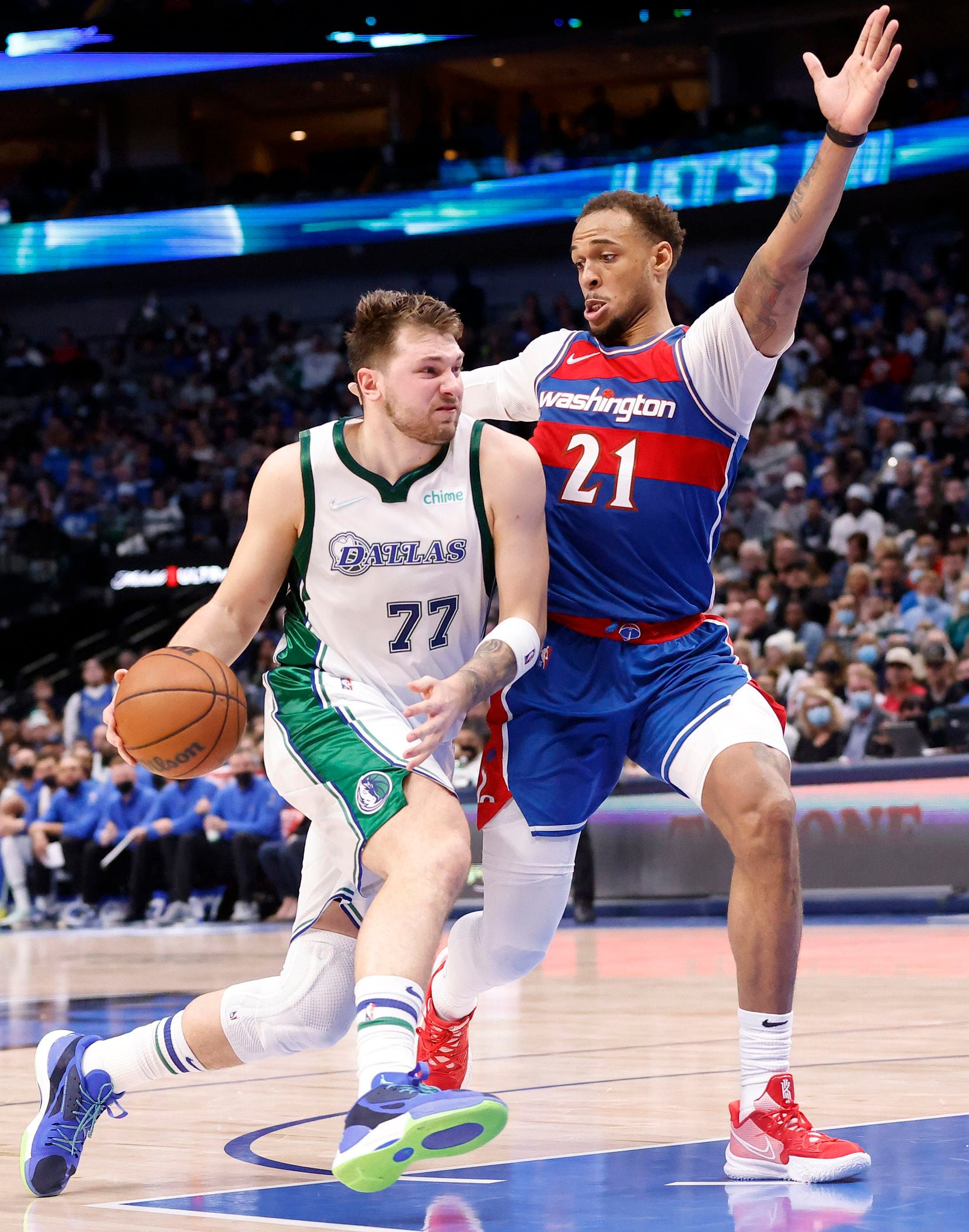 Dallas Mavericks guard Luka Doncic (77) drives to the basket past Washington Wizards center Daniel Gafford (21 during the fourth quarter at the American Airlines Center in Dallas, November 27, 2021. (Tom Fox/The Dallas Morning News)