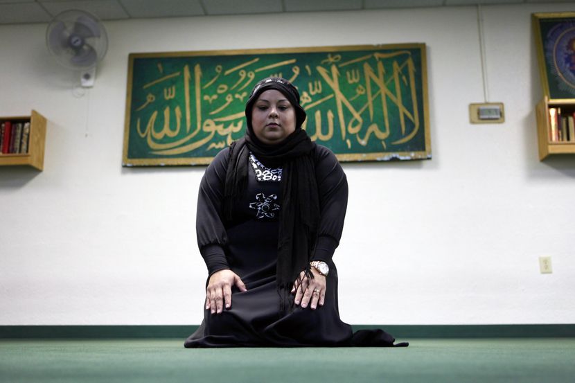 April Rodriguez, 35, demuestra el Isha, la oración de la noche en la Asociación Islámica del...