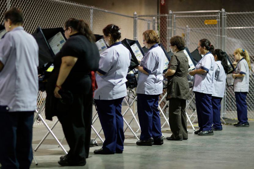 Trabajadores de un casino en La Vegas emitieron sus votos el 26 de octubre. (AP)
