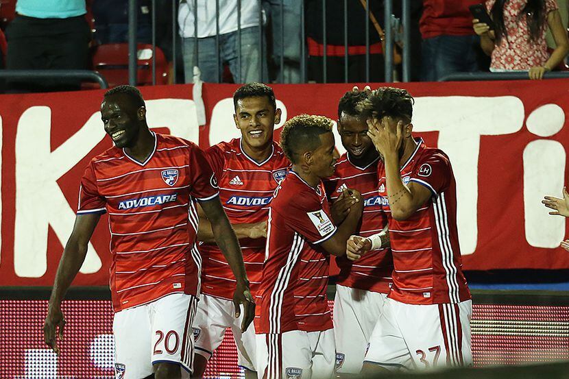 Jugadores del FC Dallas celebran el segundo gol del equipo ante Árabe Unido el jueves en...