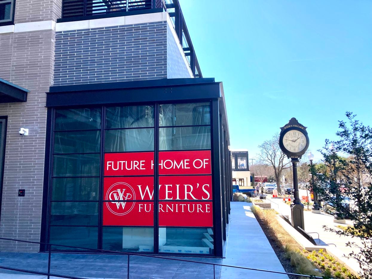 La nueva tienda Weir's Furniture está ubicada en Knox Street en los dos pisos inferiores de la torre Weir's Plaza.