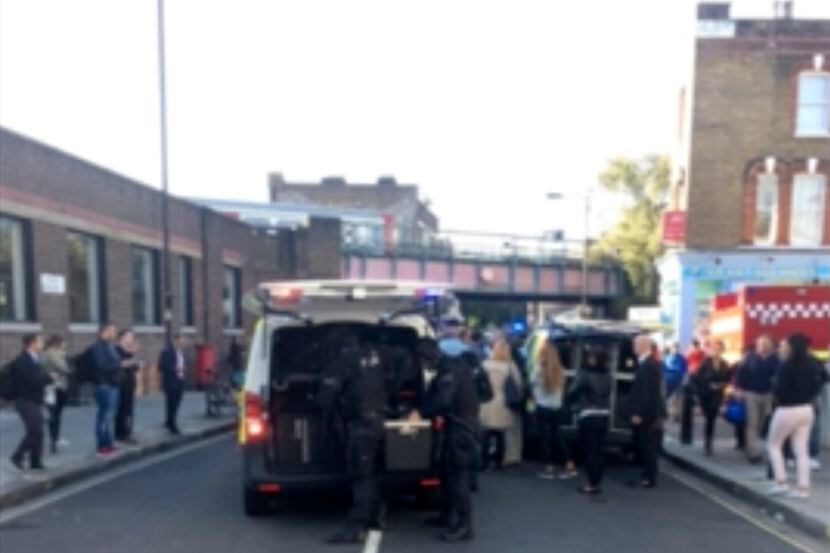 Agentes de policía ocupan los alrededores de una estación del metro de Londres después de...