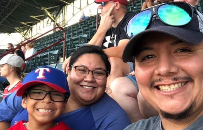 Selfie de la familia Romero el sábado en el parque de los Texas Rangers en Arlington