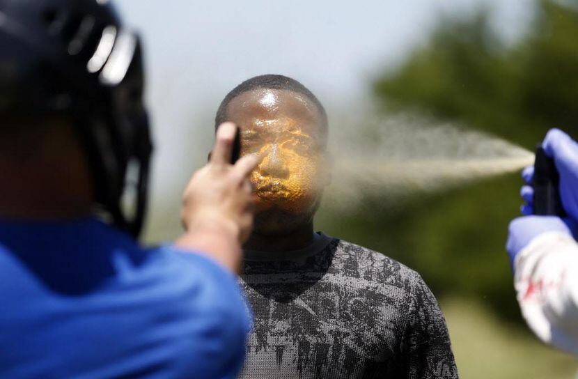 Nick Askey, recluta de la policía, recibe gas lacrimógeno como parte de un ejercicio de...