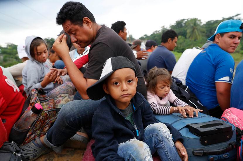 Niños son parte de la caravana de migrantes de Centroamérica que transita por México.
 (AP...