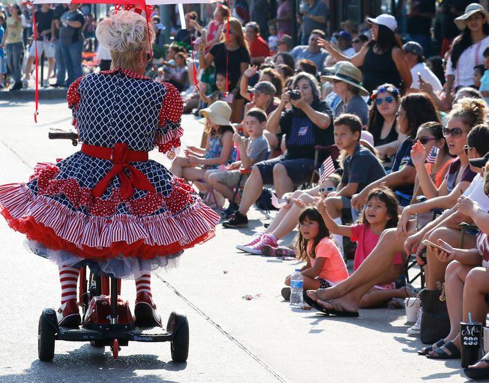 A member of the Shalman Temple No. 90 Clownettes entertains the crowd at the Labor Day...