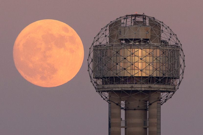 Una superluna sobre Reunion Tower en Dallas. Este agosto alberga dos de ellas.