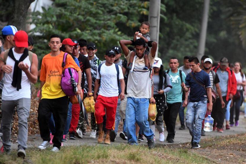 Grupo de personas marchan a las afueras de San pedro Sula, Honduras. (ORLANDO...