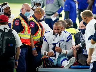 El mariscal de los Dallas Cowboys, Dak Prescott, deja el campo del ATT&T Stadium de Arlington tras sufrir la fractura de su tobillo derecho ante los Giants de Nueva York, el 11 de octubre de 2020.