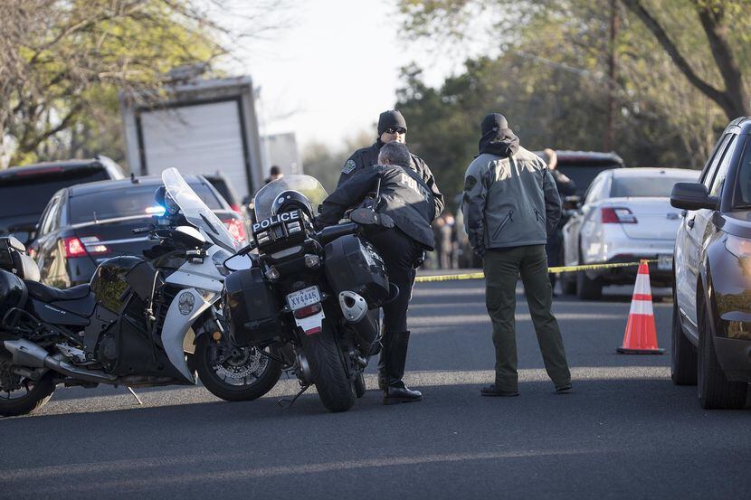 Autoridades policiales acordonaron el área residencial al este de Austin, en donde un...