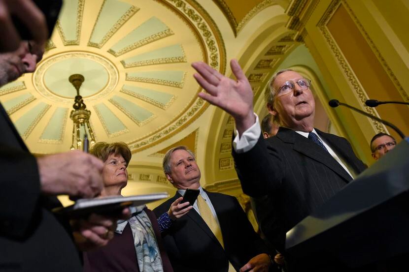 Los republicanos, con el líder del senado Mitch McConnell en en centro, promueven propuestas...