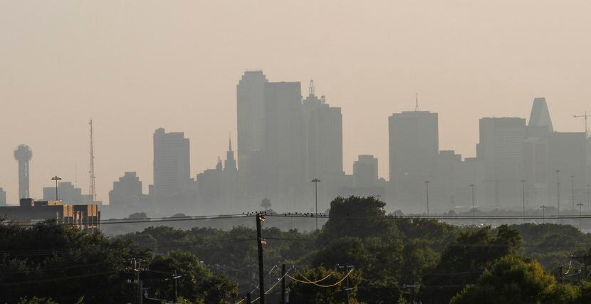 Una nube de smog se ve sobre el centro de la ciudad de Dallas.