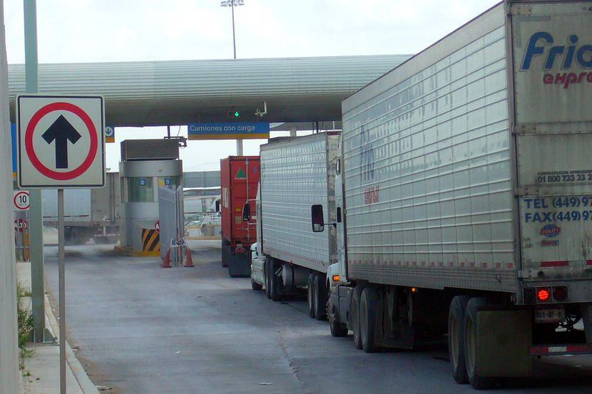 Camiones de carga en un puente internacional de comercio entre Estados Unidos y...
