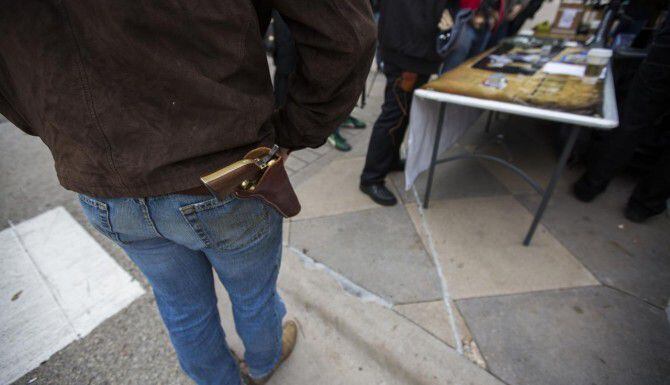 Un hombre porta un arma en una pistolera durante una manifestación a favor de la portación...