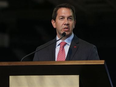 Le directeur de l'athlétisme de la Southern Methodist University, Rick Hart, prend la parole avant que Travis Mays ne soit présenté comme entraîneur-chef de l'équipe féminine de basket-ball du SMU du Moody Coliseum de Dallas, le vendredi 8 avril 2016 (Crédit: Andy Jacobsohn / The Dallas Morning News)