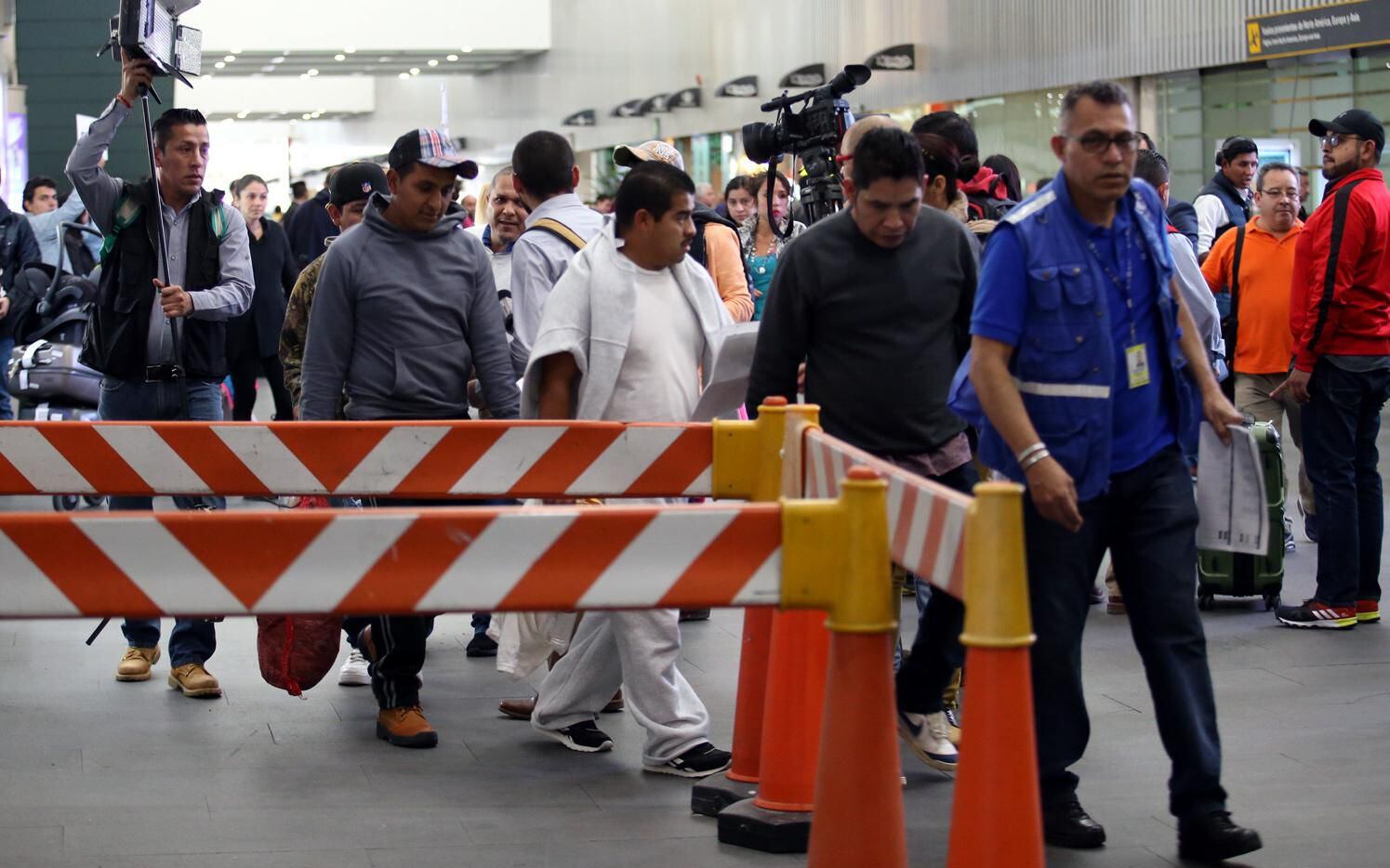 Un grupo de personas que fueron deportados de Estados Unidos arriban al Aeropuerto...