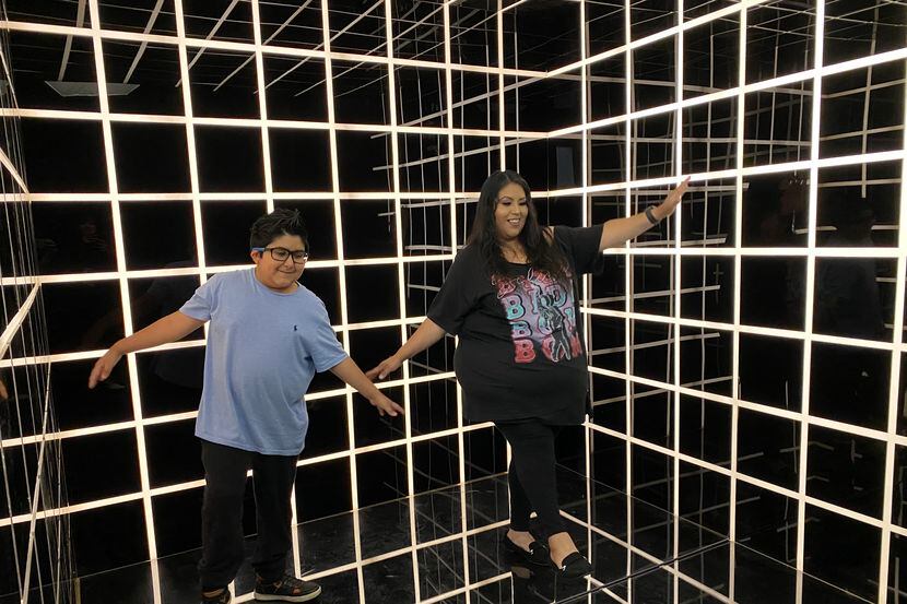 Maribel Quiroz y su hijo Max se toman fotos en unos de los siete "photobooths" en POP! by...