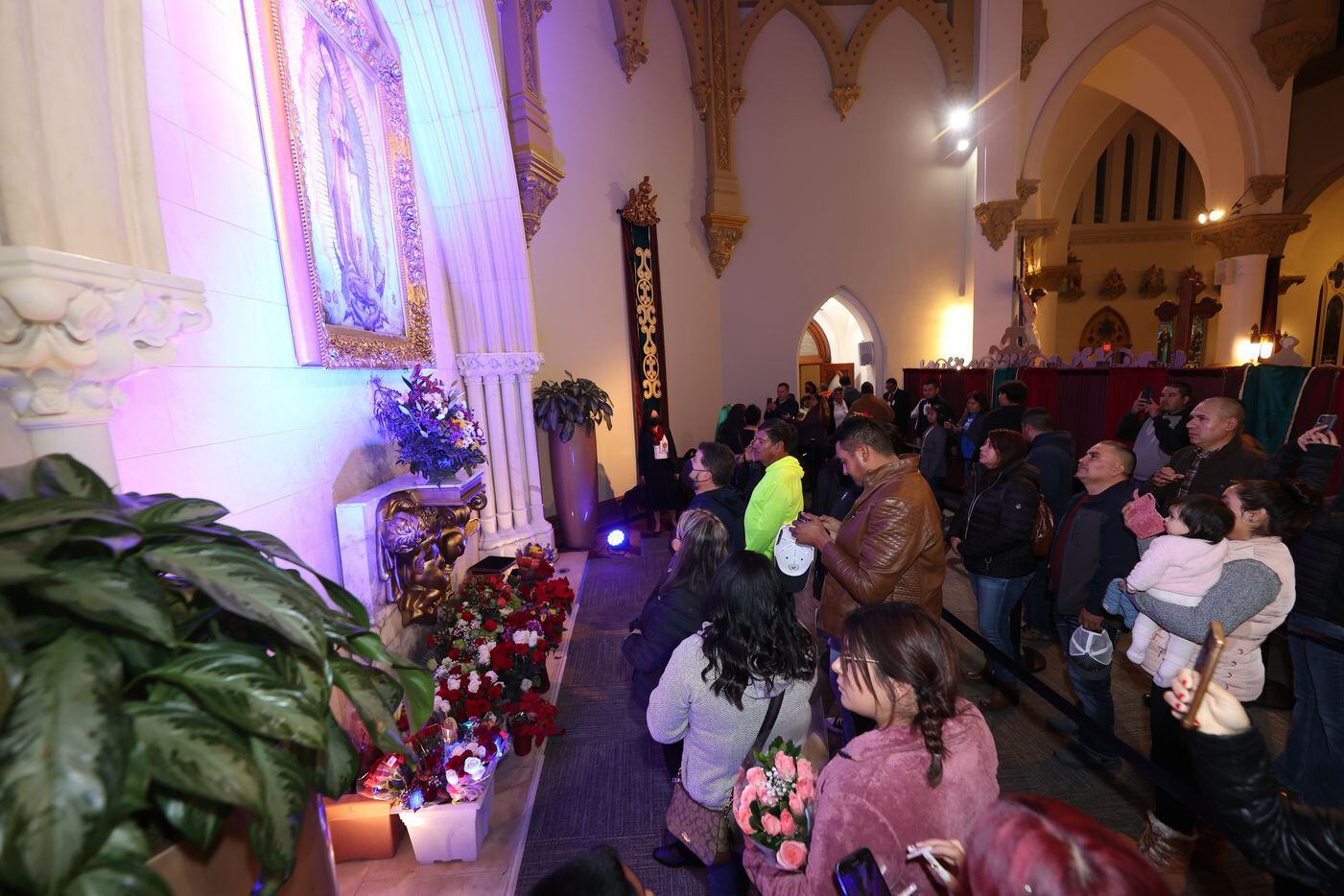 Cientos de personas veneraron a la Virgen de Guadalupe en la Catedral Santuario de Guadalupe...