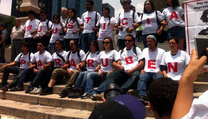 Manifestantes piden justicia para las cinco personas asesinadas en la Ciudad de...