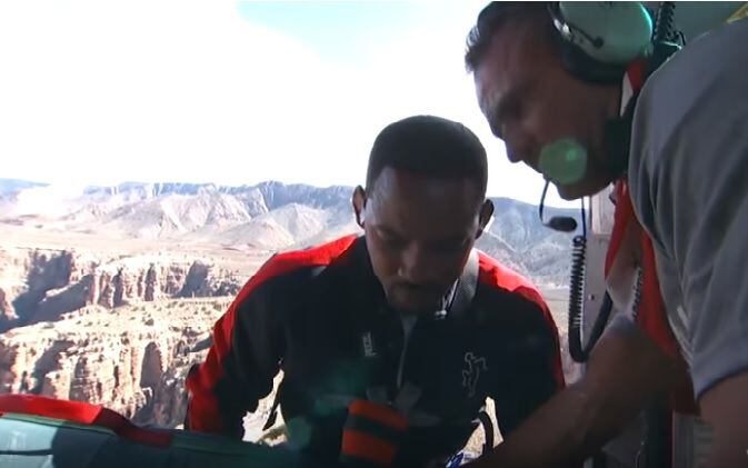 Will Smith se tiró desde un helicóptero en el Gran Cañón en bungee.  Captura de YouTube.
