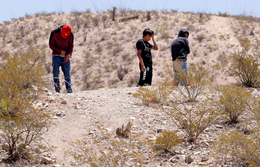 Traficantes de personas recorren el área rocosa del lado mexicano de la frontera cercana a...