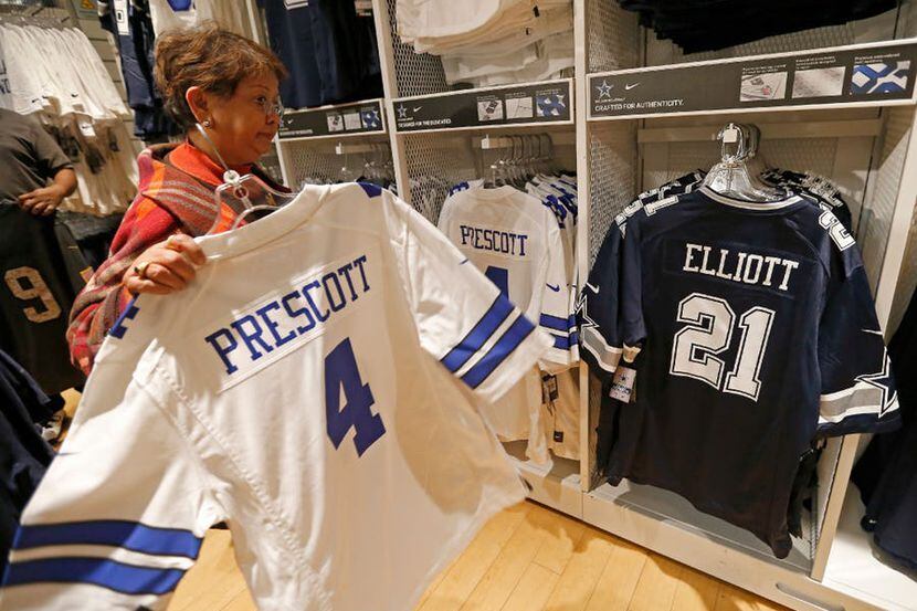 Los jerseys de Dak Prescott y Ezekiel Elliott de los Dallas Cowboys son de las más vendidas...