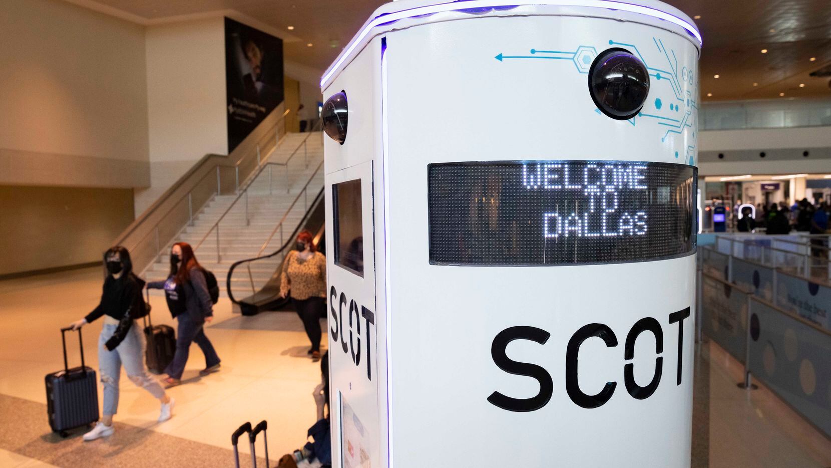 SCOT es un robot y está observando que las personas cumplan las normas en el aeropuerto Love...