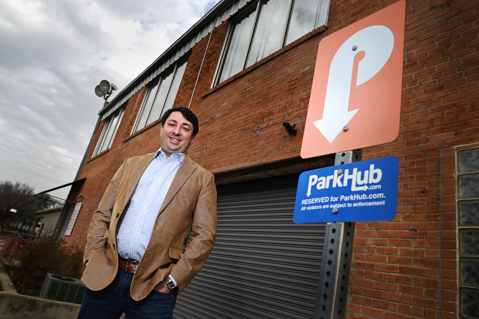 George Baker, fondateur, président et PDG de ParkHub, devant les bureaux de l'entreprise à Dallas.