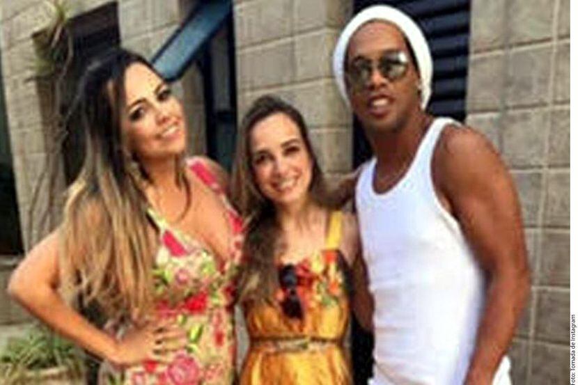 El ex futbolista Ronaldinho (der.) sale con dos mujeres desde hace varios años y ellas no...