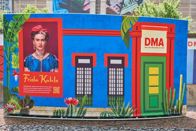Dos pinturas de la exhibición en el Dallas Museum of Art “Frida Kahlo: Cinco obras” forman...