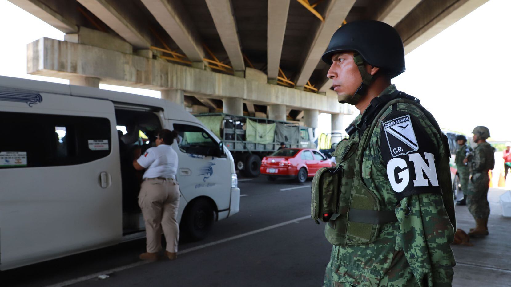 Un agente de la Guardia Nacional de México vigila un camino  en Tapachula, Chiapas.