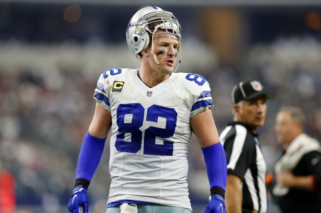 Dallas Cowboys tight end Jason Witten (82) reacts to a missed call against the Washington Redskins in the first half at AT&T Stadium in Arlington, Texas, Sunday, January 3, 2016.
