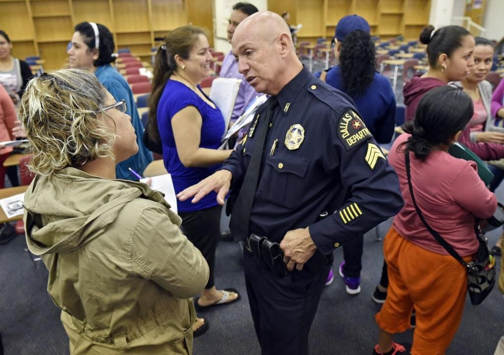 Robert Muñoz, de la policía de Dallas, encabezó el programa Unidos que busca mejorar la relación entre policía y la comunidad latina.