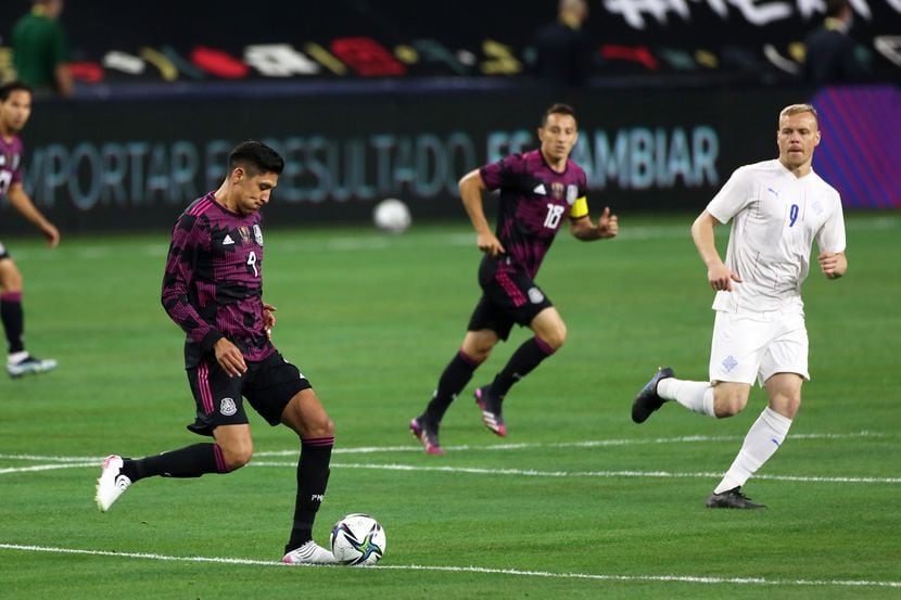 El jugador de la selección mexicana, Edson Álvarez (izq), controla el balón ante el acoso de...