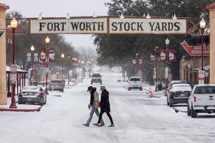 La nieve cubre East Exchange Avenue en el área de Stockyards en Fort Worth, el 14 de febrero...