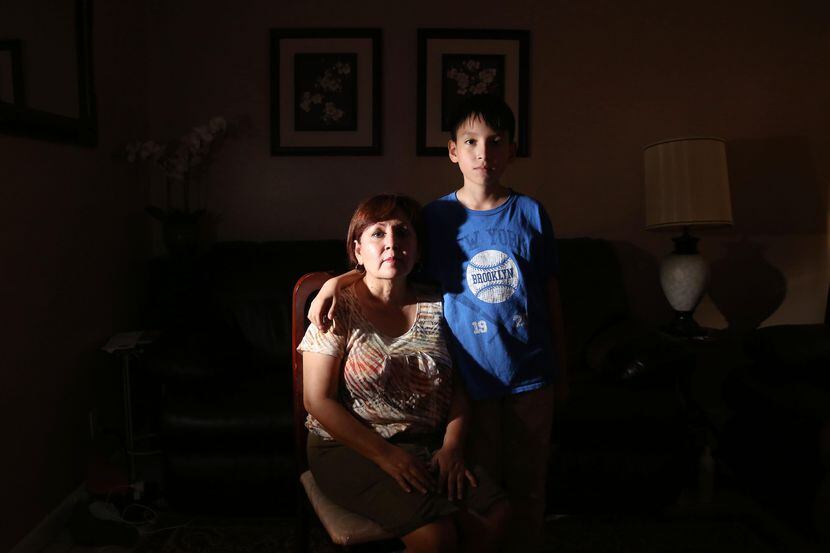 Dinorah Sierra y su hijo Daniel en su casa en Dallas. Muchas familias latinas conviven con...