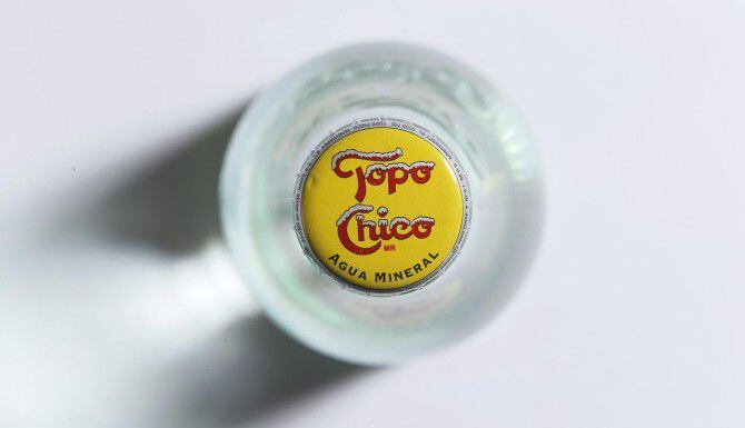 Topo Chico, una agua mineral regiomontana, se ha vuelto indispensable en los bares de Dallas...