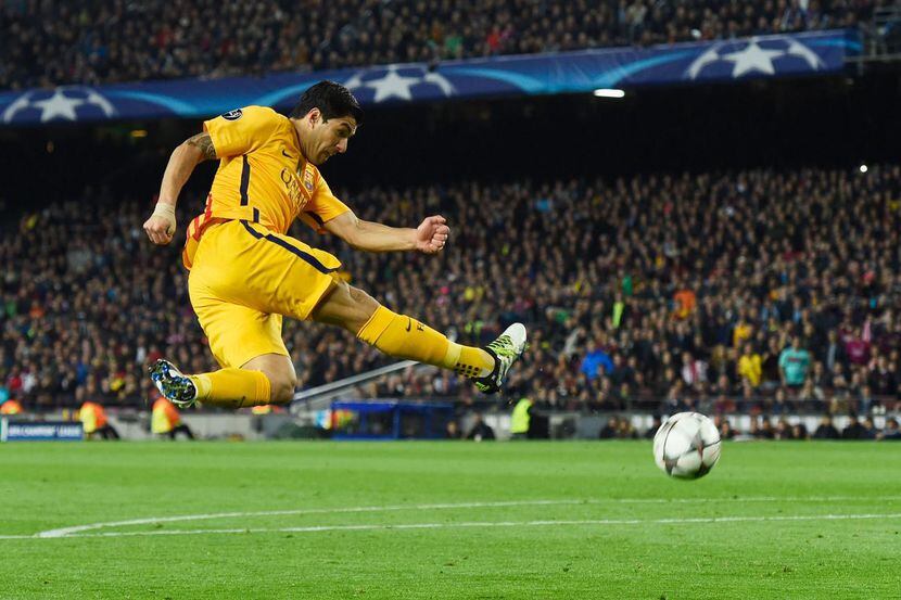 Luis Suárez anotó los dos goles del Barcelona en el juego de ida de cuartos de final de la...