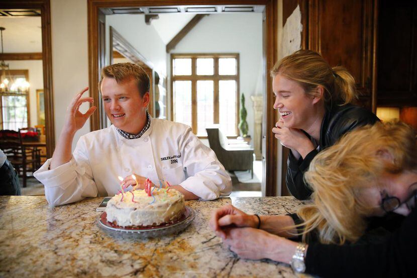 Jon Heighten (izq.) celebra su cumpleaños junto a su familia. Sus padres invirtieron en un...