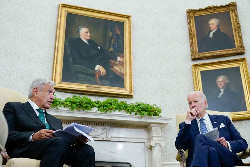El presidente Joe Biden escucha a su homólogo mexicano Andrés Manuel López Obrador en la...