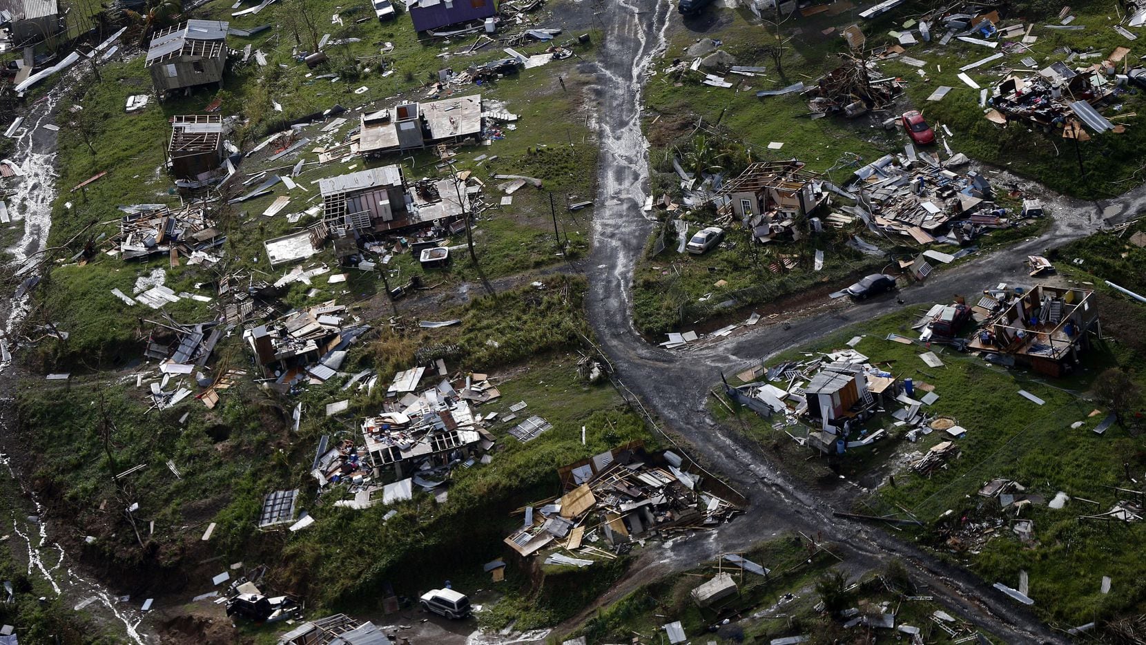Imagen de la destrucción que el huracán María dejó en Toa Alta, Puerto Rico, en 2017.(AP)
