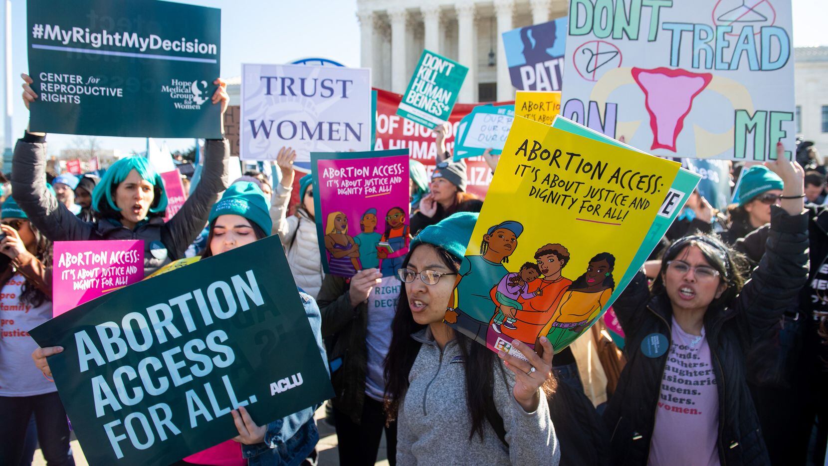 Activistas a favor del acceso al aborto realizan una protesta en la Corte Suprema en...