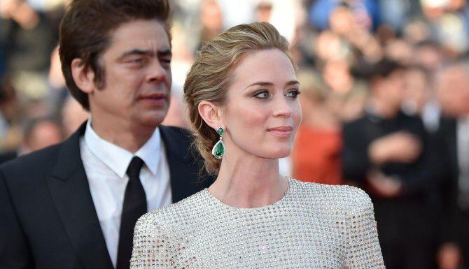 
				Emily Blunt junto a Benicio del Toro, su compañero de reparto en “Sicario”, filme que...