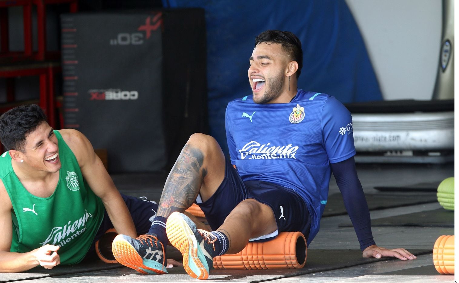 El jugador de Chivas, Alexis Vega, fue multado for la FMF por proferir insultos contra sus...