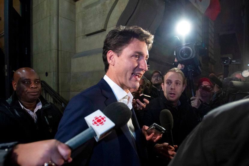 El primer ministro de Canadá, Justin Trudeau, sale de su oficina después de alcanzar un...
